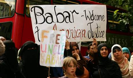 Protest proti vznn Babara Ahmada v Londn