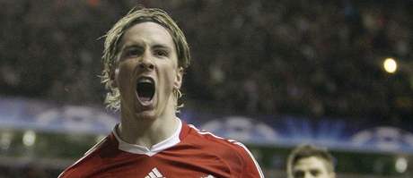 Liverpool - Real, Torres oslavuje svj gól, v pozadí Gerrard.