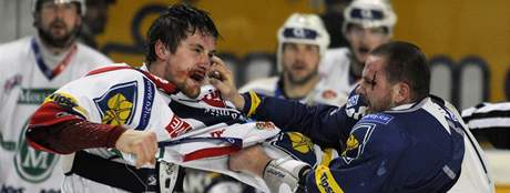 Pardubice - Plze�. Z�v�re�n� bitka po skon�en� utk�n�. Radek Mat�jovsk� z Plzn� (vpravo) a Ji�� Cetkovsk�.