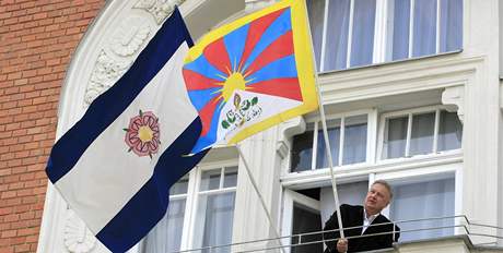 Tibetsk vlajka zavlla tak z hodonnsk radnice - na snmku starosta msta Lubor imeek