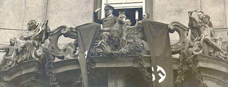 Adolf Hitler mluví z balkonu Nové radnice v Brn - bezen 1939 - Snímek vznikl...