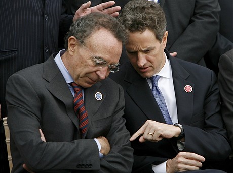 Americký ministr financí Timothy Geithner (pravo) a éf mexické centrální banky Guillermo Ortiz pi fotografování na schzce G20.