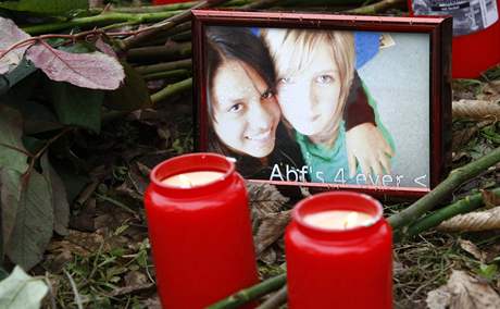Před školu Albertville v německém Winnendenu pokládají lidé květiny za zabité vyšinutým Timem Kretschmerem (12. březen 2009)