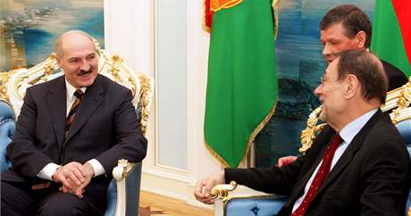 Alexander Lukaenko se sbliuje s EU. Na snímku s vysokým pedstavitelem Evropské unie pro spolenou zahraniní a bezpenostní politiku Javierem Solanou v Minsku 19. února.