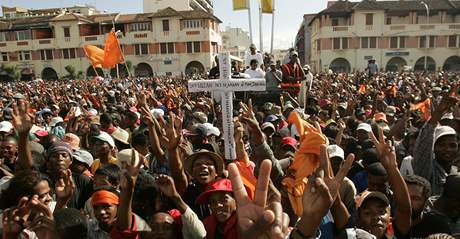 Pznivci opozinho pedka Andryho Rajoeliny slav v metropoli Madagaskaru. (17. bezen 2009)