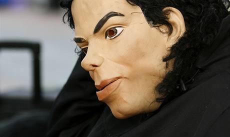 Fanouek Michaela Jacksona ped londnskou O2 Arenou, kter ek na zahjen pmho prodeje lstk na zpvkova vystoupen