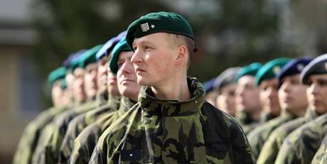 Deset let vstupu eska do NATO si pipomnli vojci ve Vykov slavnostnm nstupem.