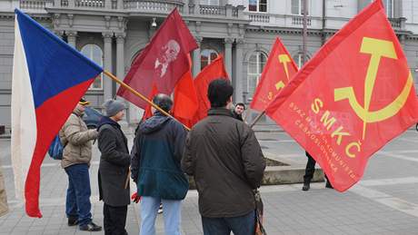 lenov a pznivci Svazu mladch komunist ped budovou Nejvyho sprvnho soudu na Moravskm nmst demonstrovali proti vzrstajc faizaci spolenosti.