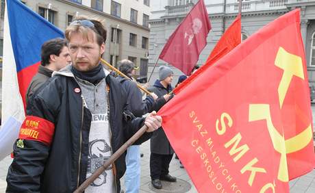 lenové a píznivci Svazu mladých komunist ped budovou Nejvyího správního soudu na Moravském námstí demonstrovali proti vzrstající faizaci spolenosti.