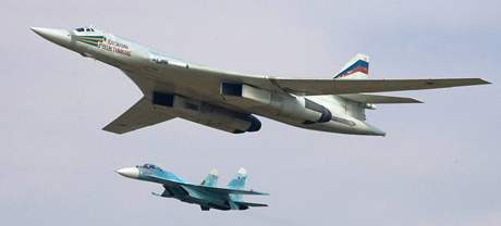 Strategický bombardér Tu-160 doprovázený ruskou stíhakou.