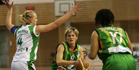 Basketbalistky Gambrinusu Machová a Whitmoreová ped obranou Valosunu Brno.