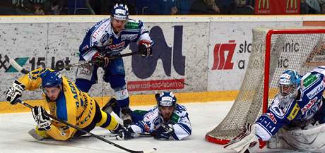 Hokejista Ústí Dragoun bojuje ped brnnskou brankou.