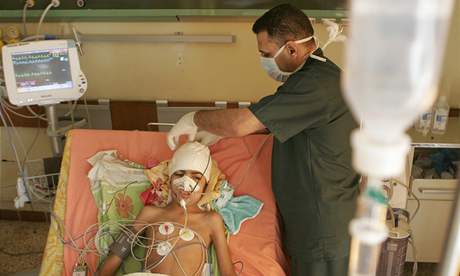 Lékai oetují po útoku v iráckém Abú Ghrajbu osmiletou dívku.