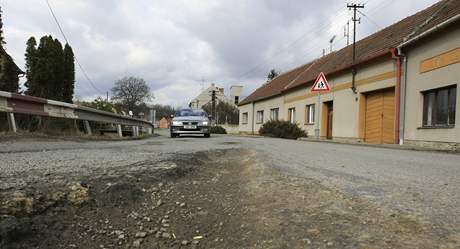 Silnice nejsou dravé jen v Brn. Na snímku poniená silnice v Buovicích