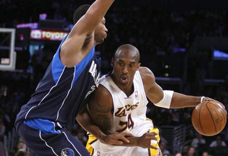 Los Angeles Lakers - Dallas: domc Kobe Bryant se probj pes pivota Erika Dampiera