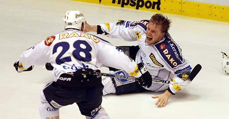 Pardubice - Plze�: radost Martin� Straky (vlevo) a Adamsk�ho