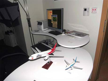 Instruktorské pracoviště u trenažéru Boeingu 737NG