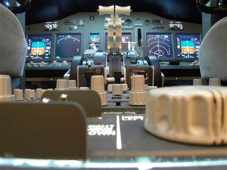 Ovládací prvky trenažéru Boeingu 737NG