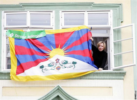 I letos bude ve Snmovn viset vlajka okupovaného Tibetu. Poslanci Strany zelených navrhnou, aby se vlajka navíc objevila i na oficiálním stoáru ped Snmovnou.