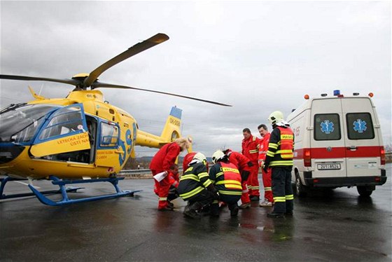 Těžce zraněnou ženu musel do nemocnice v Liberci přepravit vrtulník. Ilustrační foto