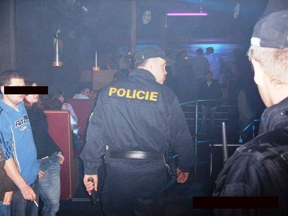 Opilec vyprovokoval potyku s ochrankou diskotéky, pak napadl i policisty, které sám zavolal. Ilustraní foto