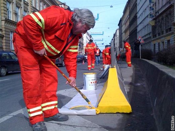 Dlníci zuují magistrálu v legerov ulici. (14.3. 2009)