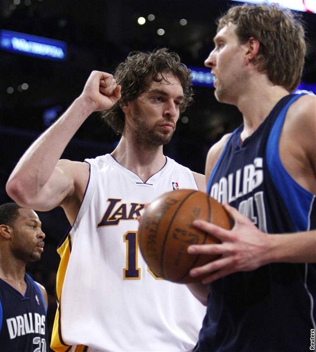 Los Angeles Lakers - Dallas: domácí Pau Gasol se raduje, v popedí Dirk Nowitzki