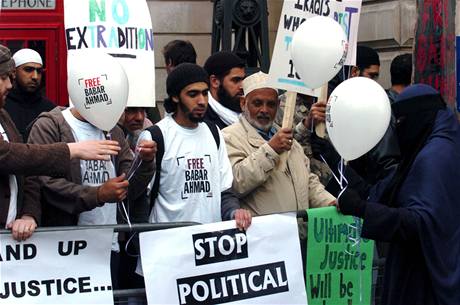 Protest proti vznní Babara Ahmada v Londýn