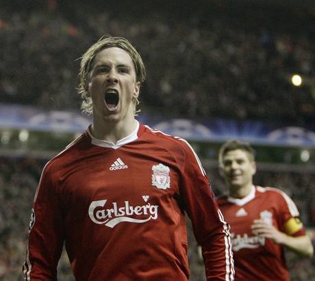 Liverpool - Real, Torres oslavuje svj gól, v pozadí Gerrard.