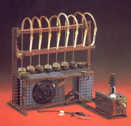 Přístroj, na kterém Otto Wichterle sestrojil první čočky