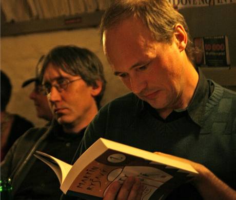 Martin Ryavý te ze své knihy 10. února v praském Café Fra, vlevo za ním editor Cest na Sibi Marek Vajchr