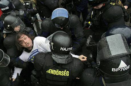 Maďarská pravice demonstruje proti premiérovi Ferenci Gyurcsanymu a jeho socialistické vládě; Budapešť, březen 2009.