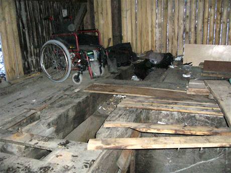 Invalidní vozík v devné boud u nádraí v Jablnce, kde vozíká spadl do montání jámy (13. bezna 2009)