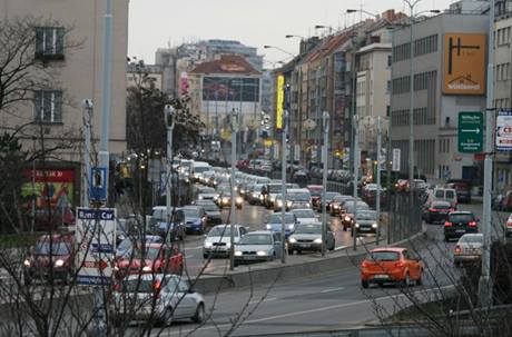 Kolona na konci ulice 5. kvtna ped Nuselskm mostem (16. bezna 2009)