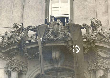Adolf Hitler mluví z balkonu Nové radnice v Brn - bezen 1939 - Snímek vznikl...