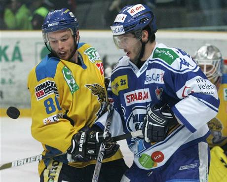 Ústí nad Labem - Kometa Brno: domácí Roman Nmeek (vlevo) a Petr Haluza