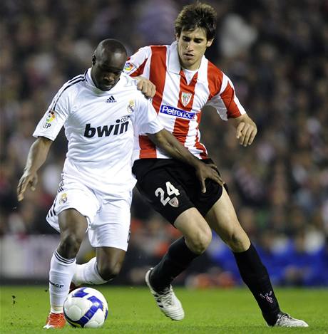 Bilbao - Real Madrid: domácí Martinez (vpravo) a Diarra