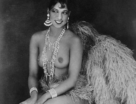 Ve třicátých letech v pařížském podniku Folies Bergeres okouzlovala americká tanečnice oděná jen do sukénky z "banánů"