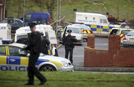 Policist v severoirskm mst Craigavon hldkuj na mst vrady jednoho z policist pouhch 48 hodin po atenttu na britsk vojky v hrabstv Antrim (10. bezen 2009)