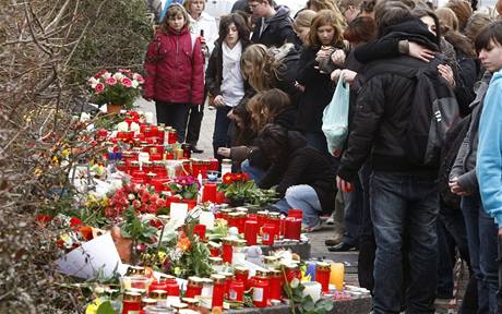 Studenti truchlí ped kolou Albertville, v ní vradil Tim Kretschmer. (12. bezna 2009)