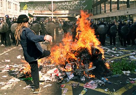 Protesty v Londýn v ervnu 1999 proti dluhu tetího svta.