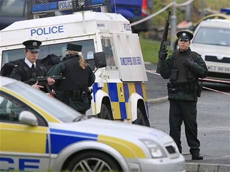 Policisté v severoirském mst Craigavon hlídkují na míst vrady jednoho z policist pouhých 48 hodin po atentátu na britské vojáky v hrabství Antrim.
