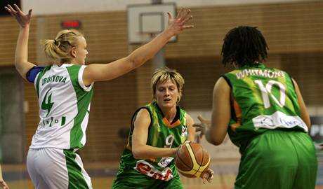 Basketbalistky Gambrinusu Machová a Whitmoreová ped obranou Valosunu Brno.