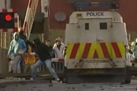 Na britská policejní auta dopadly zápalné lahve irských republikánských radikál.