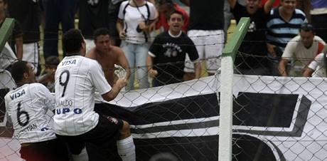 Ronaldo (vpravo) slaví svj gól.