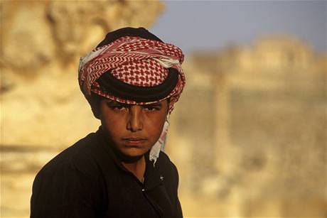 Syrský chlapec nedaleko Palmíry