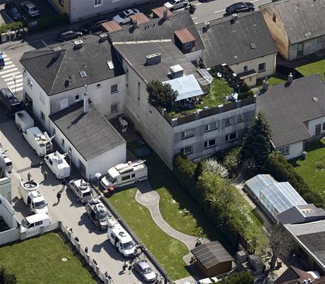 Dům Josefa Fritzla obklopila krátce po zveřejnění případu auta televizních štábů z celého světa