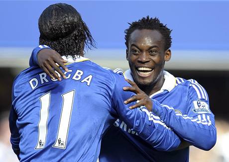 Chelsea - Manchester City: glov radost domcch Didiera Drogby (vlevo) a Michela Essiena 