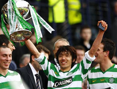 CELTIC SLAVÍ: Ve finále skotského Ligového poháru zdolal Celtic Glasgow rivala z Rangers 2:0 po prodlouení. Na snímku se raduje Nakamura.