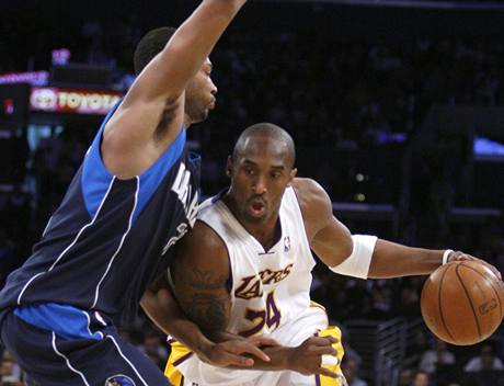 Los Angeles Lakers - Dallas: domácí Kobe Bryant se probíjí pes pivota Erika Dampiera